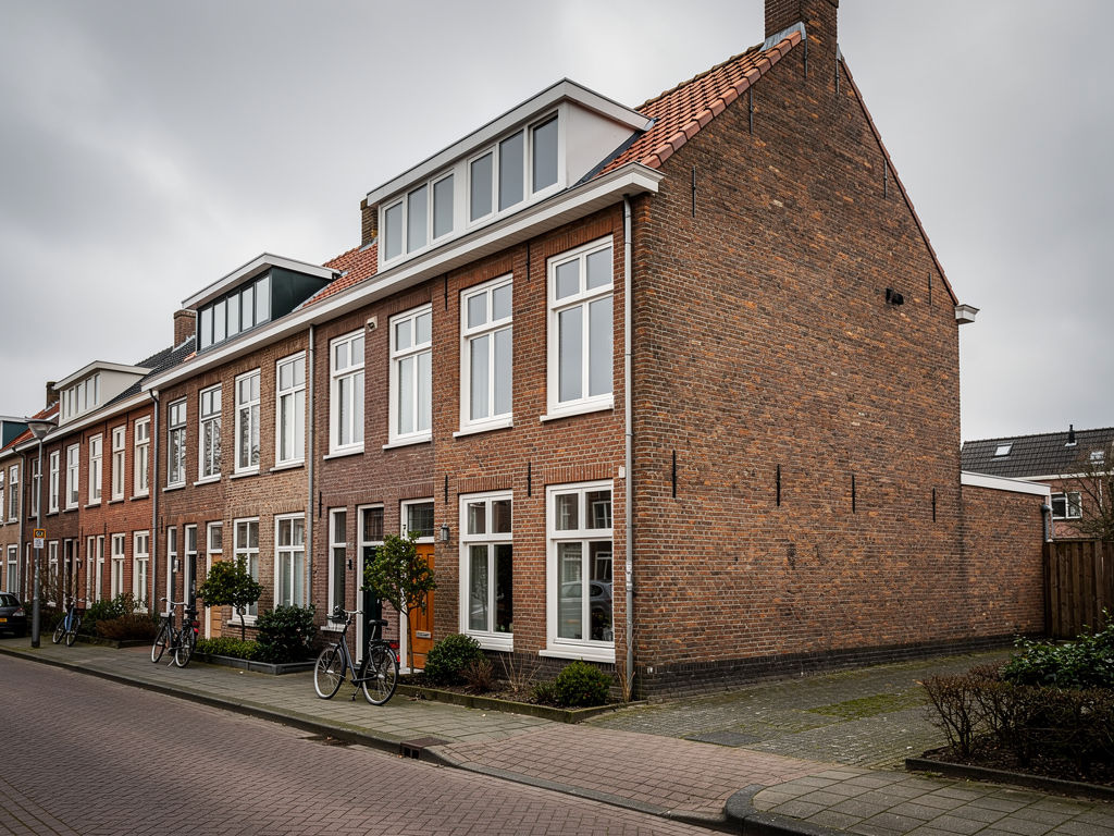 gevel van rijtjeshuis in Slootdorp met witte kunststof kozijnen op de eerste verdieping